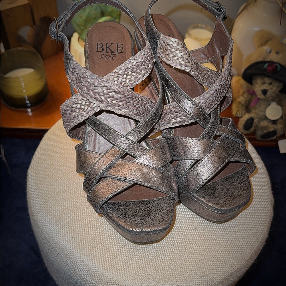 BKE Women's Metallic Sandals